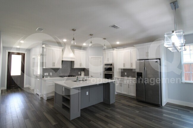 Building Photo - 2055 Angelina Dr