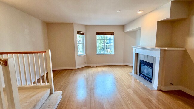 Foto del edificio - Spacious 2 Bed 2.5 Bath Lakemont Townhome with Greenbelt Views.