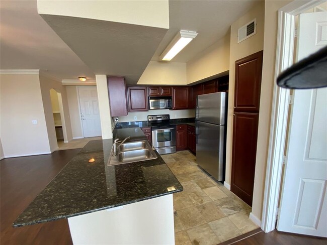 Building Photo - 7575 Kirby Dr