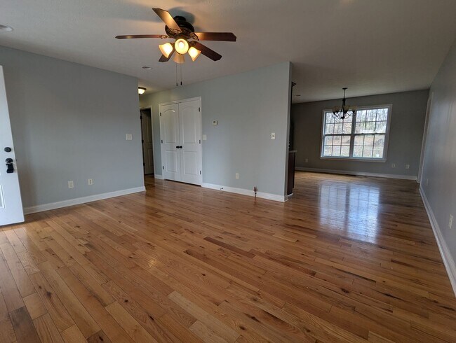 Building Photo - 3 Bedroom Home in Radcliff Near Ft. Knox!
