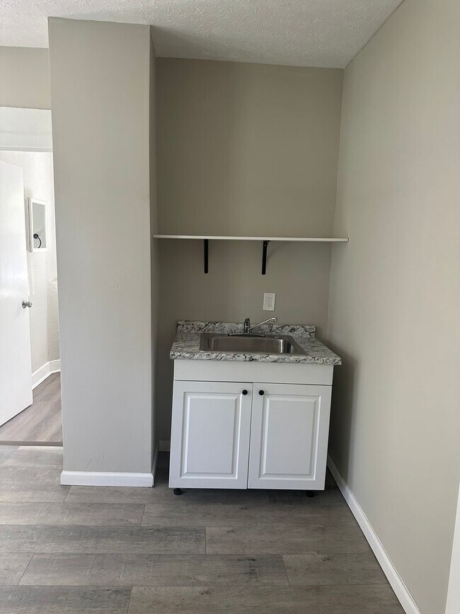 Building Photo - 2bd Duplex Cash Pay