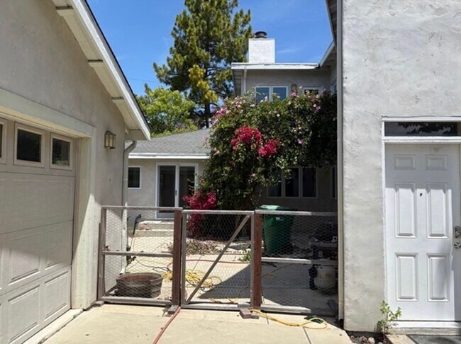 Foto del edificio - 1646 Maple Ave