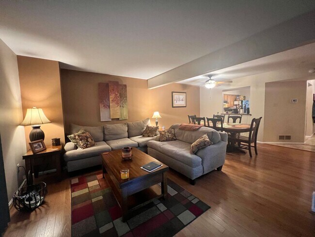 Building Photo - Amazing 3 BR/2 Full BA & 2 Half BA EOG Tow...