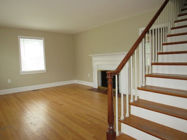 Building Photo - Purcellville Stone Home on Large Lot