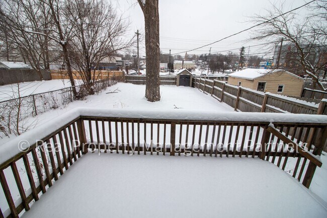 Foto del edificio - 3 Bedroom 1 Bath Home in Midtown GR – Fully Fenced Yard