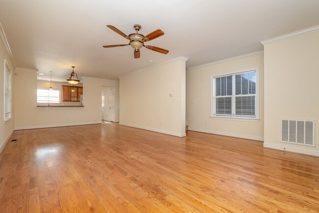 Building Photo - 319 Woodvale Pl