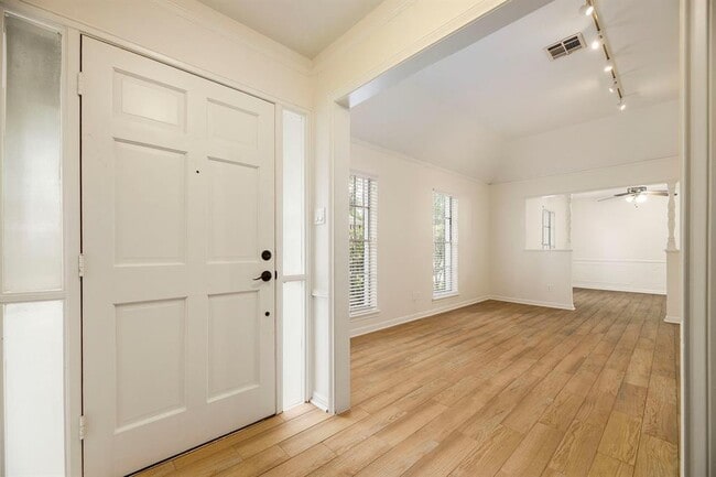 Building Photo - 11423 Valley Spring Dr