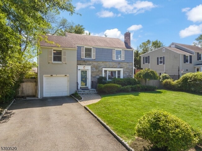 Building Photo - 4 Meadowbrook Rd
