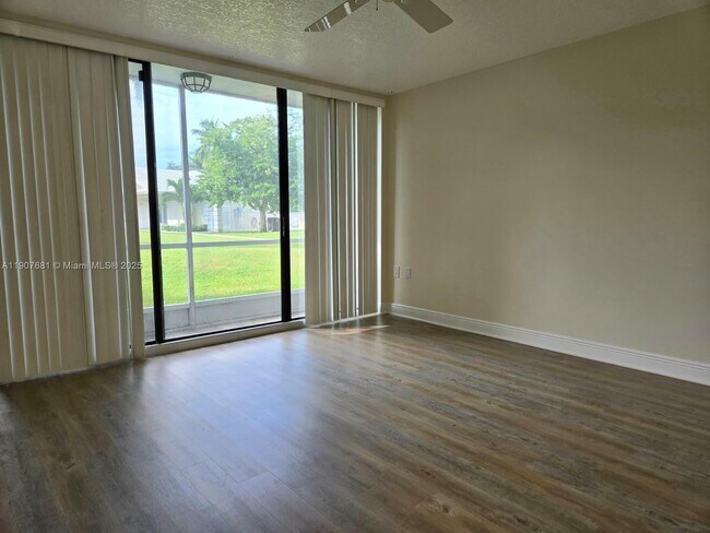 Foto del edificio - 2701 Village Blvd