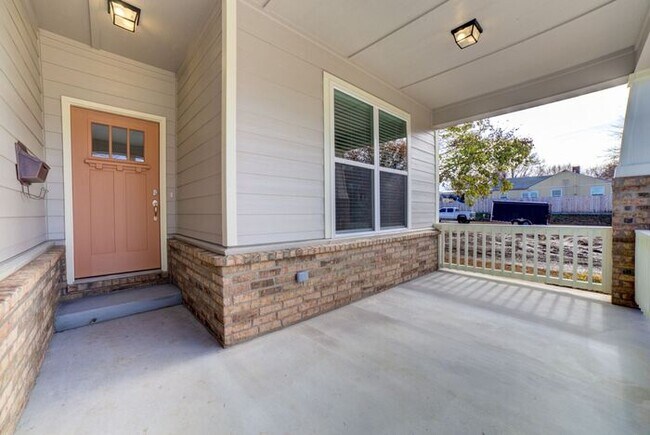 Building Photo - 4/2.5/2 Near Downtown!