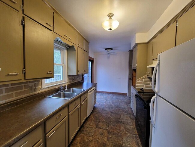 Foto del edificio - 3 bed 1 Bath Single Family Home in Rothschild