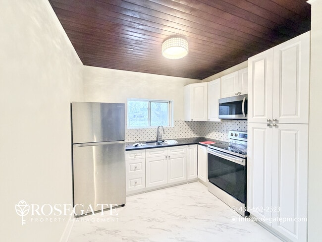 Photo du bâtiment - Spacious 2-Bedroom + Den Apartment with Parking in Downtown Kitchener