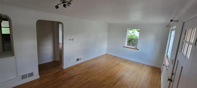 Building Photo - Charming and inviting home with gorgeous a...