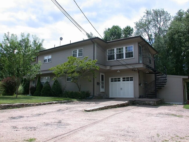 Building Photo - 418 Old River Rd