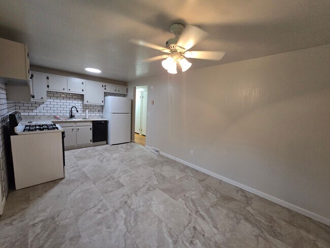 Foto del edificio - Beautiful 3 Bedroom Split Entry - Plum School District - AVAILABLE NOW