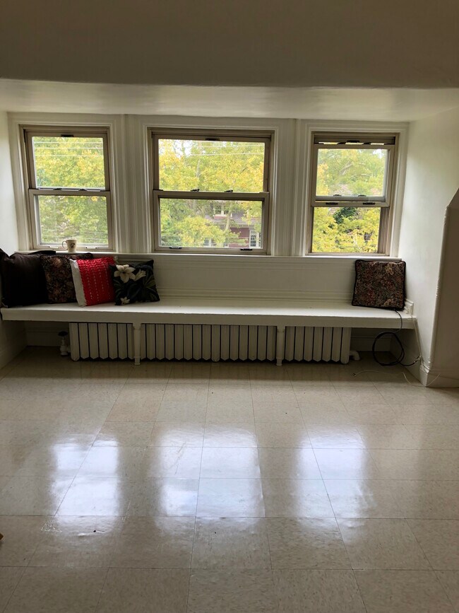 living room large bay window - 7228 Thomas Blvd