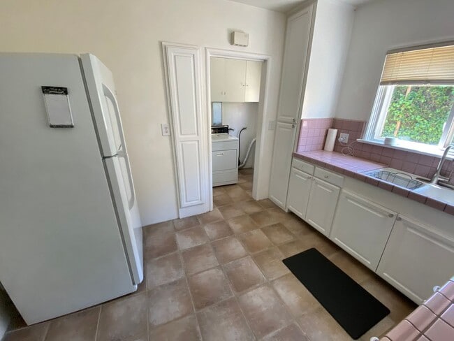 Building Photo - 214 S Bonita St