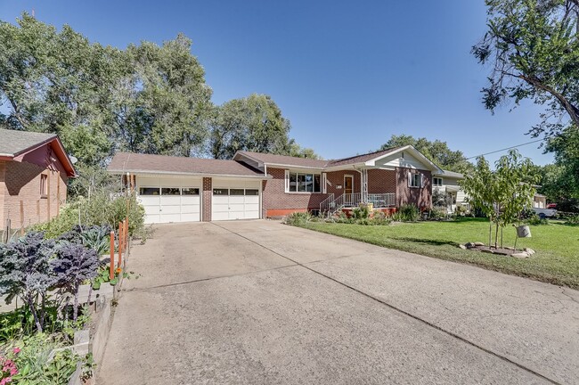Building Photo - 4 bed, 2 bath Ranch Home near City Park W/ Finished Bsmt & Fenced Yard!