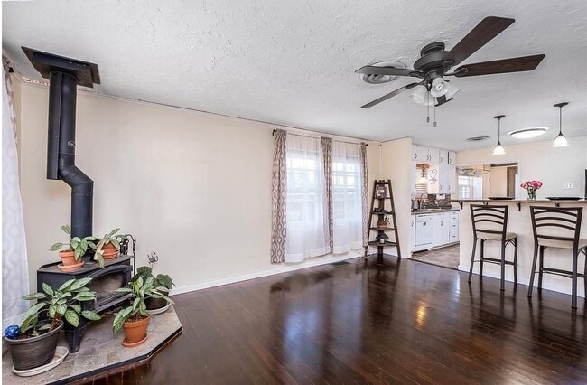 Building Photo - 1505 Thayer Dr