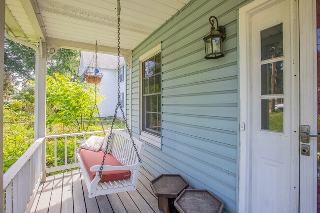 Foto del edificio - Lovely 3 BR/1.5 BA Single-Family Home in S...