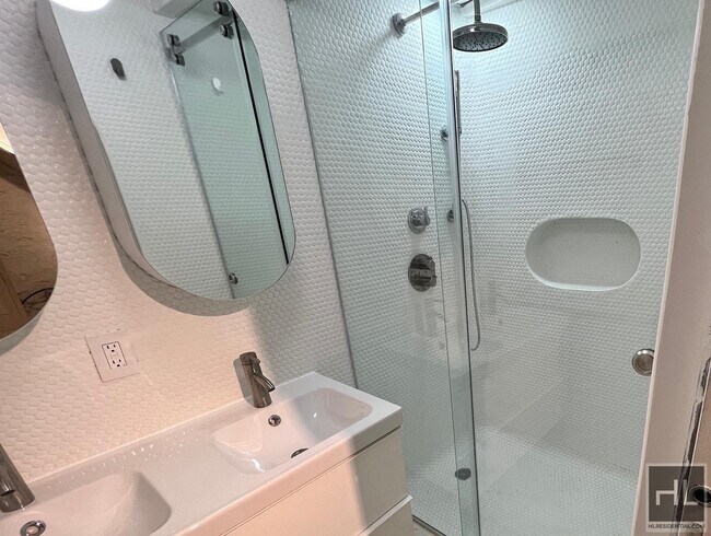 Foto del edificio - 1BR Entire Floor Of Fully Furnished Duplex...