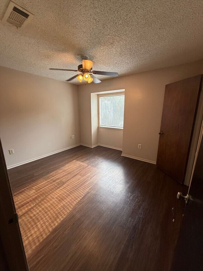 Building Photo - 8848 GSRI Ave