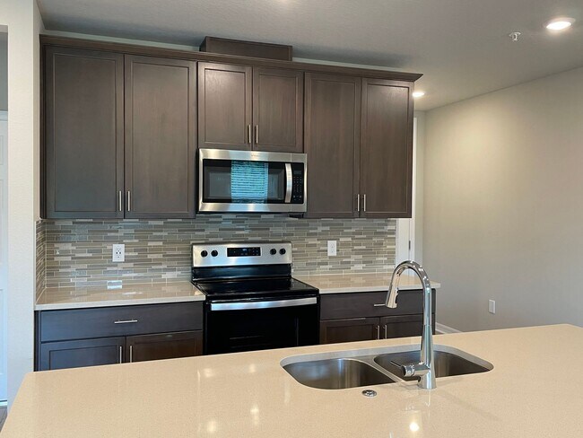 Building Photo - 3 Bedroom, 2.5 Bath Town Home in Greens at...