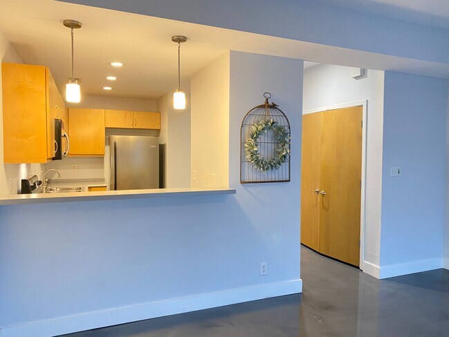 Building Photo - Trendy Downtown Condo! 2 bedroom & 1.5 bath.