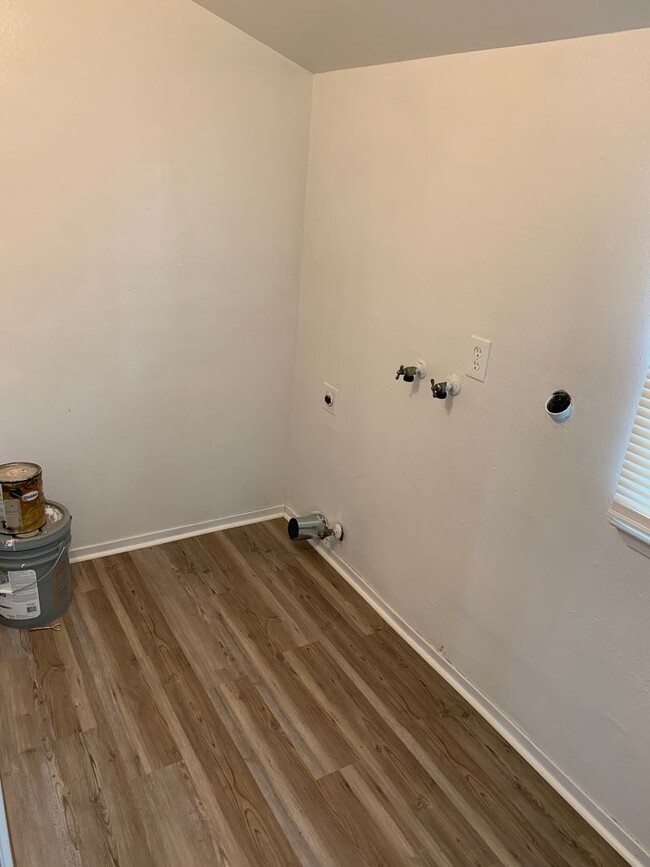 Building Photo - New Remodeled Duplex in Modesto