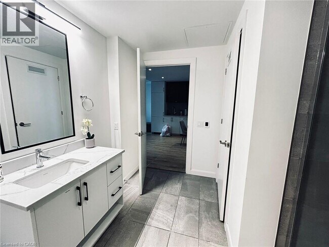 Photo du bâtiment - 741 King St W