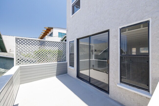 Terraza junto a la sala de estar con vista al mar - 1150 Manhattan Ave