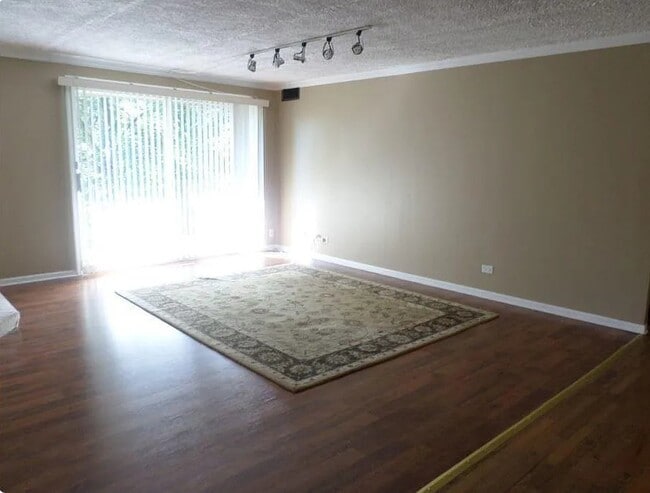 Building Photo - 5s100 Pebblewood Ln