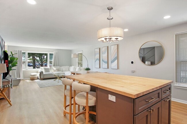 Building Photo - Arlington Heights Rental