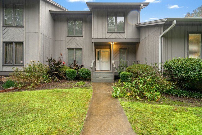 Building Photo - 3 Bedroom, 2.5 Bath Condo on the Pebble Cr...