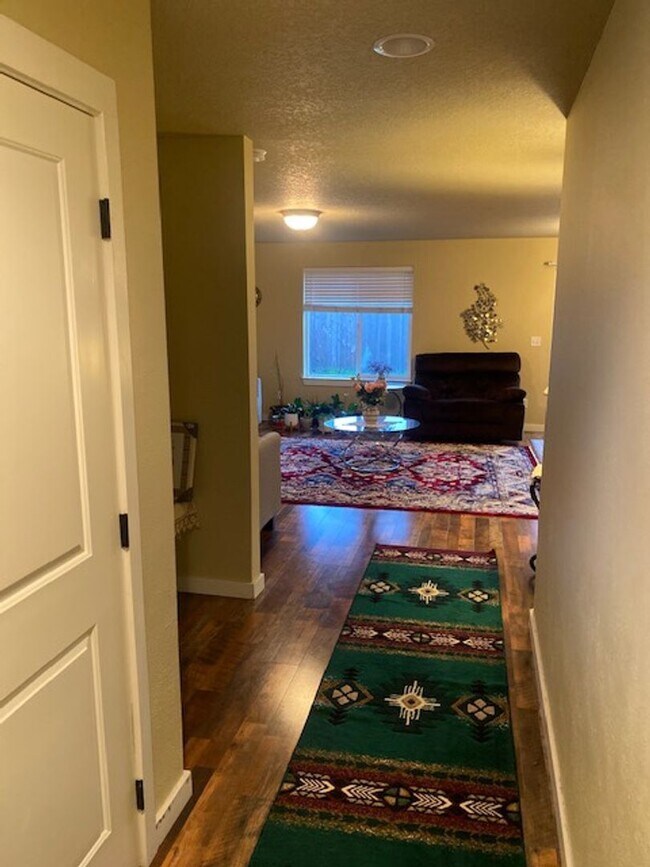 Building Photo - Charming Newer Home in Great Neighborhood