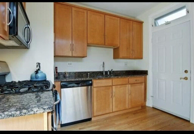 Kitchen - 5734 N Ridge Ave