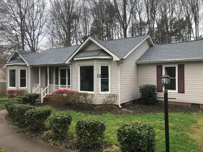 Foto principal - Completely Renovated 3 BR with Huge Yard