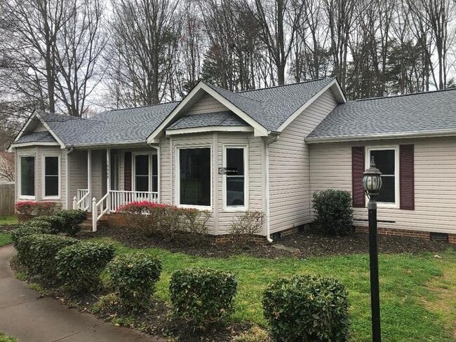 Completely Renovated 3 BR with Huge Yard - Completely Renovated 3 BR with Huge Yard House