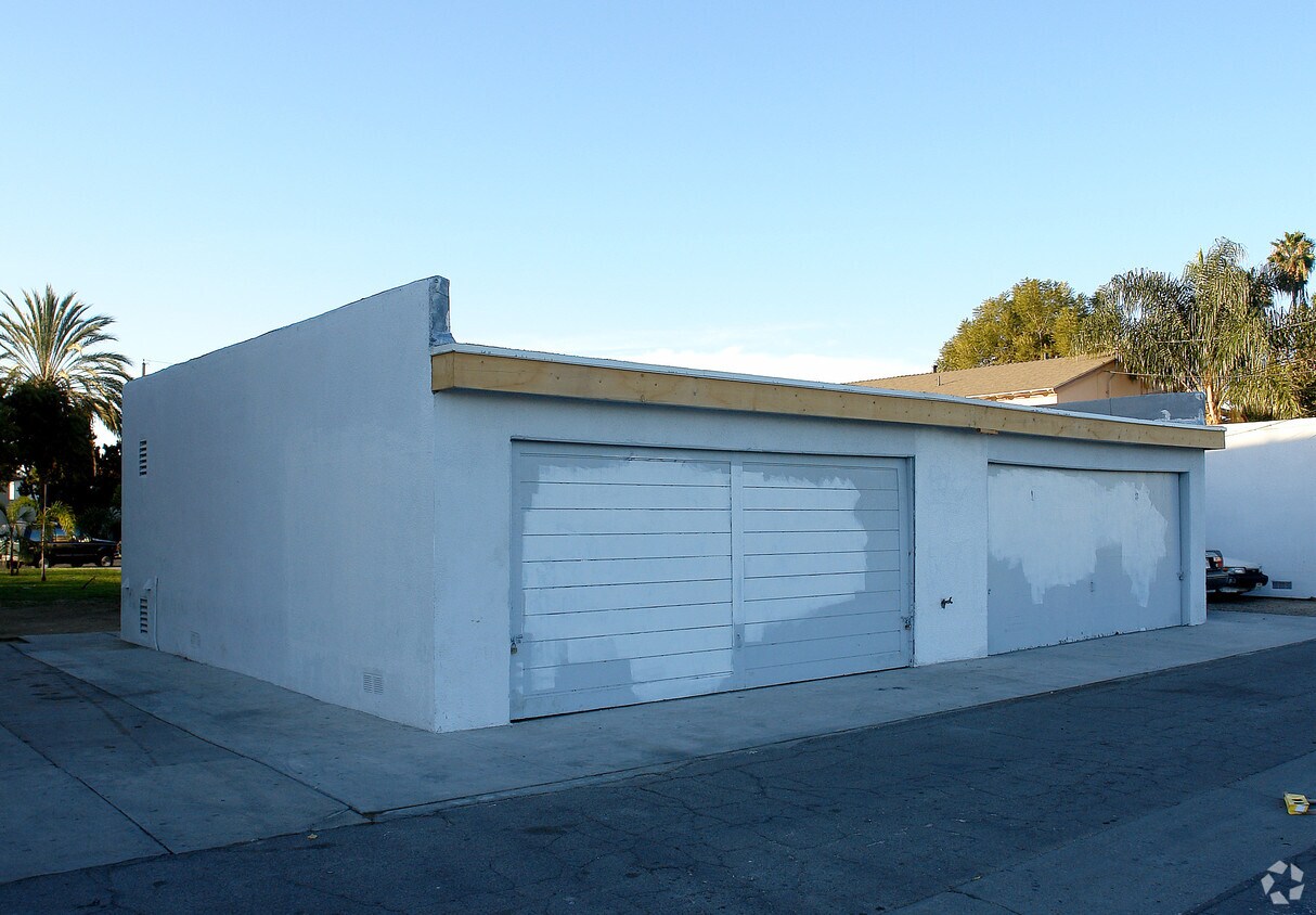 Building Photo - 1815 W Crestwood Ln
