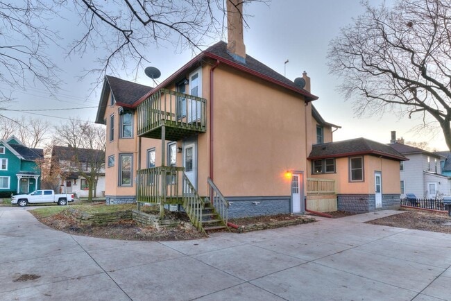 Lower unit - 430 W Park Ave