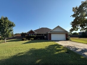 Building Photo - 2061 Lake Forest Dr