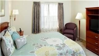 Foto del edificio - 100 Bolton Dr