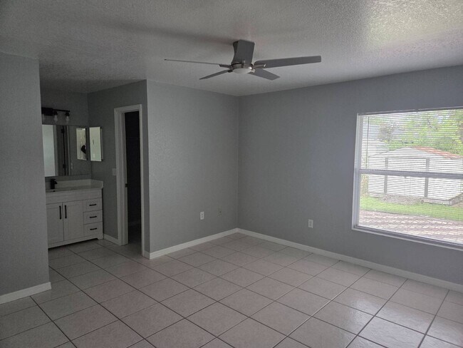 Building Photo - 609 Porsche Ave