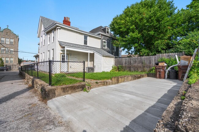 Building Photo - 835 Isabella St