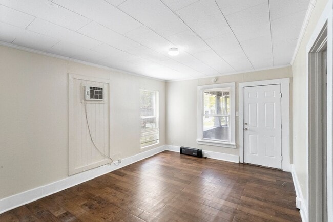 Foto del edificio - 3 bedroom with large yard $1525.00 ** Read...