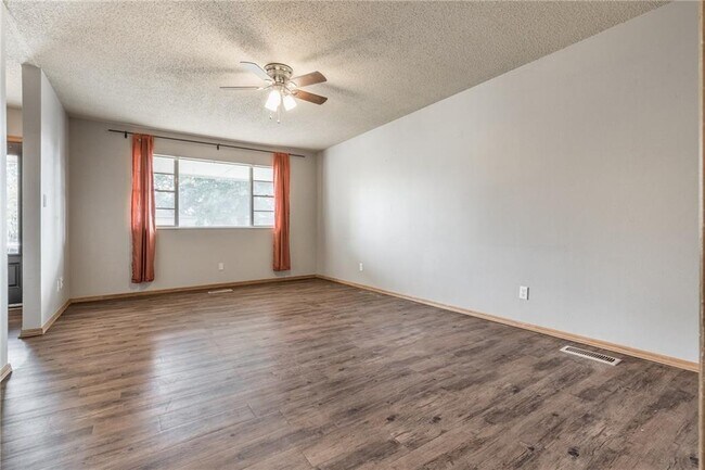 Foto del edificio - 12 Shirley Ln