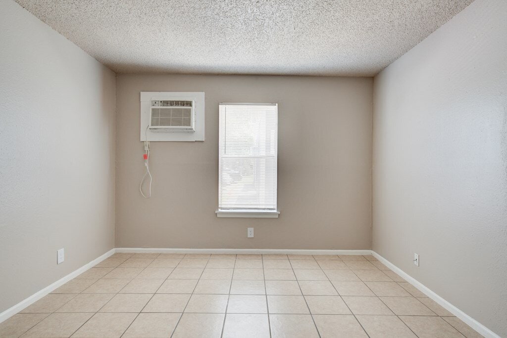 Building Photo - Southpark 404 321 Verne St-
