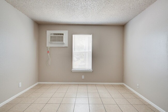 Building Photo - Move in Special - South Side 1 Bedroom
