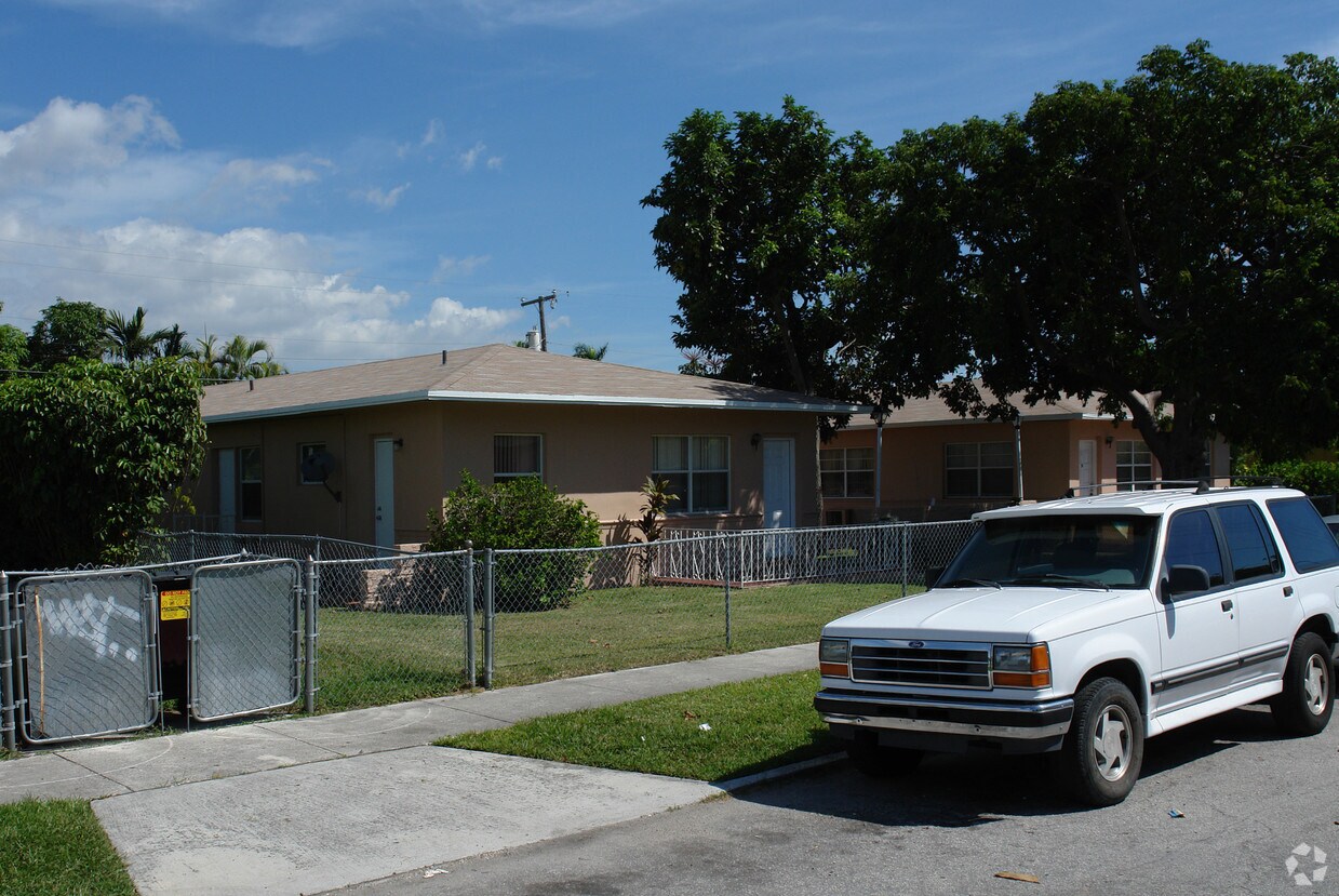 Building Photo - 2489 SW 27th St