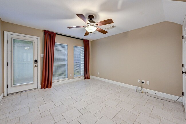 Building Photo - 2 Bedroom Three Story Townhome!